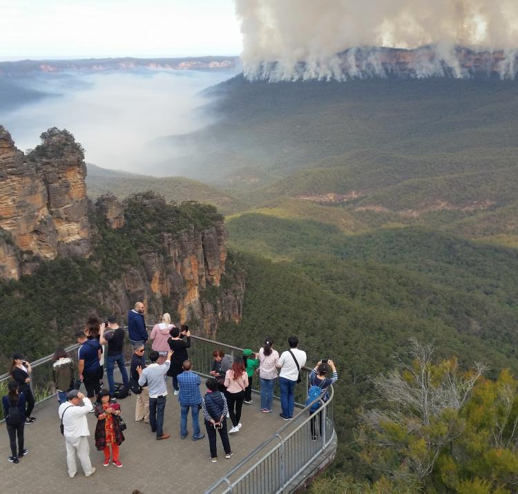 Tourists watch a hazard reduction burn in the NSW Blue Mountains, 2018. Photo: NSW National Parks and Wildlife Service.