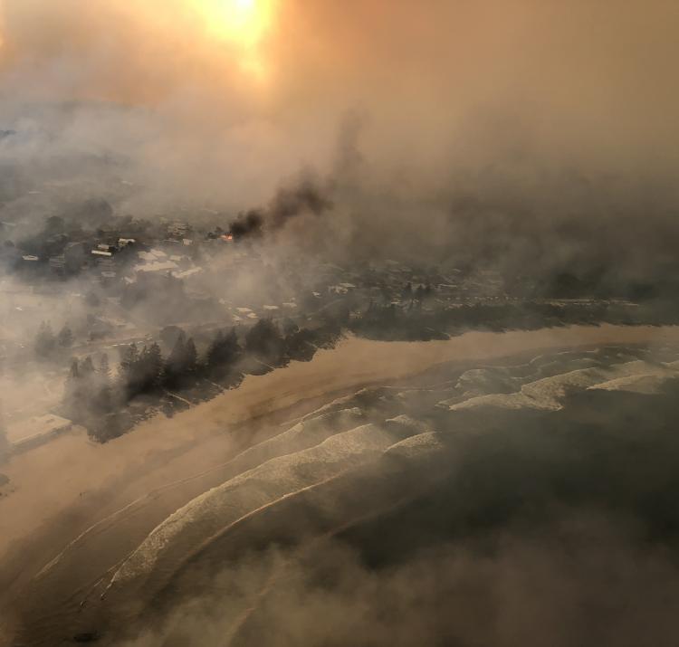 The bushfire threatens Tathra. Photo: Caleb Keeney, Timberline Helicopters