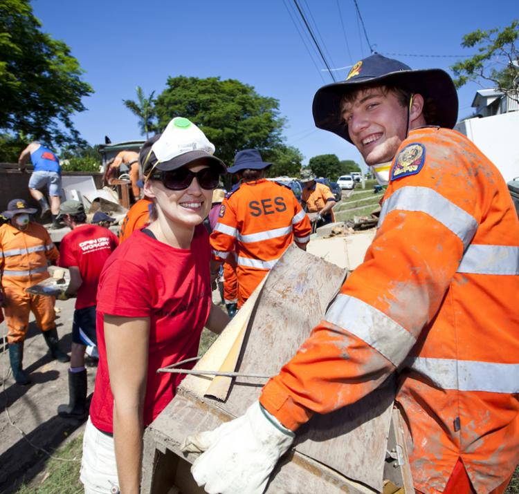 Mud Army and SES volunteers working together at the 2011 Queensland floods. Photo: Queensland Fire and Emergency Services