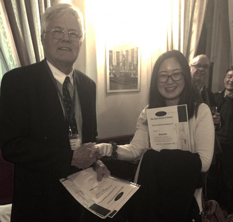 Yang receiving her Royal Society of Victoria Young Research Scientist award.
