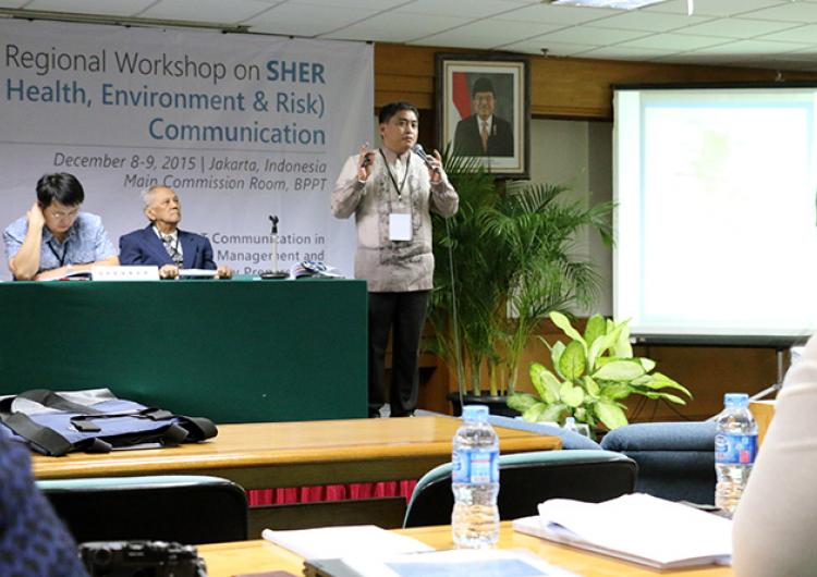 Aristotle Carandang spoke about Philippines disaster education at the SHER Regional Workshop in Jakarta.