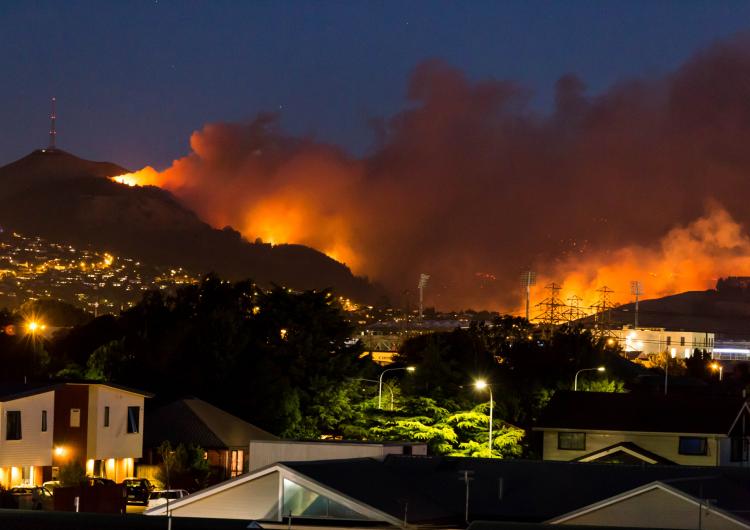 Port Hills fire from Christchurch 15 Feb 2017. Photo by Ross Younger/Mediary/Flickr