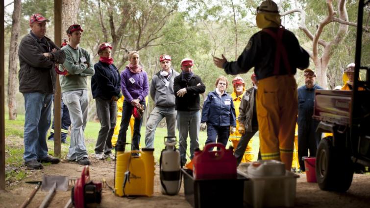 Brigade personnel instruct residents how to prepare for a bushfire. Photo: Damien Ford, NSW Rural Fire Service 