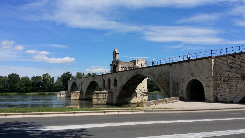 Sur le pont d-Avignon in France. Photo Rachael Quill.