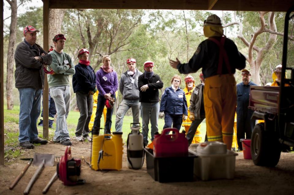Brigade personnel instruct residents how to prepare for a bushfire. Photo: Damien Ford, NSW Rural Fire Service 