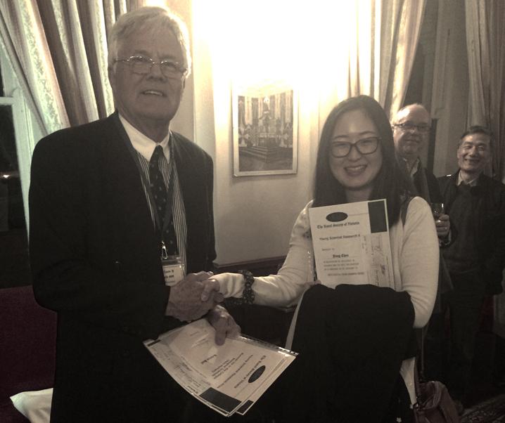Yang receiving her Royal Society of Victoria Young Research Scientist award.